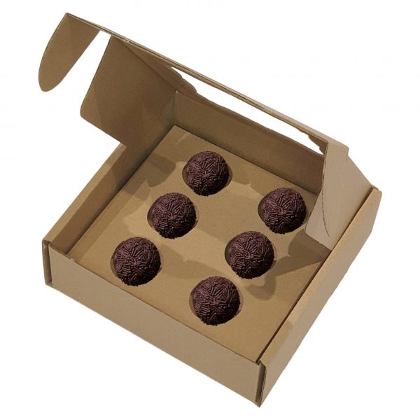CAIXA-16-FUNDO-BRANCO-1080x1080-COM-BRIGADEIROS-600x600